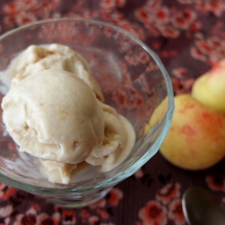 Healthy apricot ice-cream