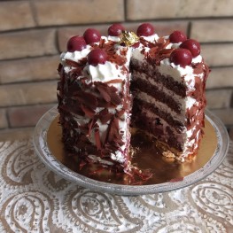 Blackforest gateau with sour cherries and a pastry layer