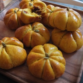 Pumpkin and chocolate sourdough buns