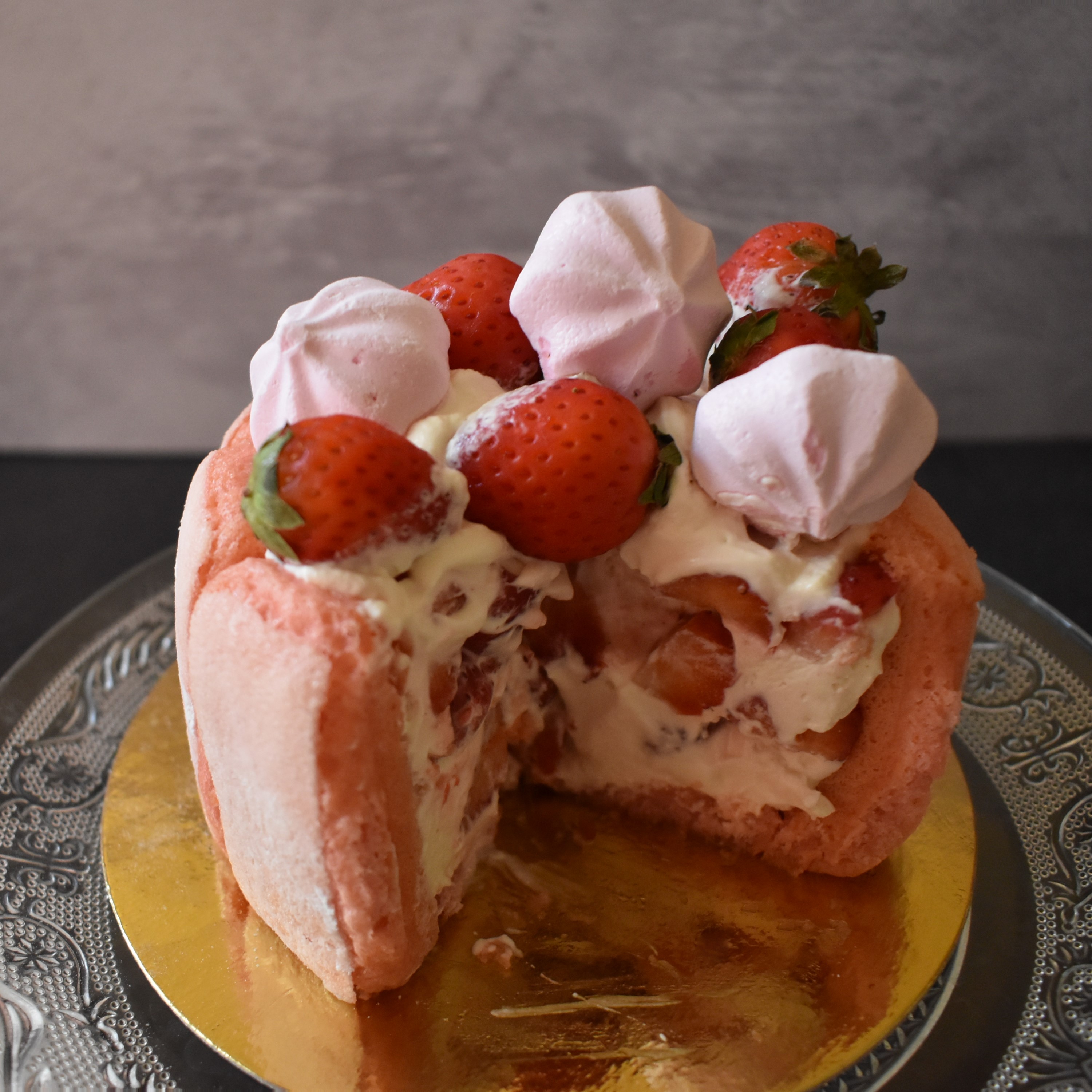 Strawberries and champagne charlotte with mascarpone and meringues