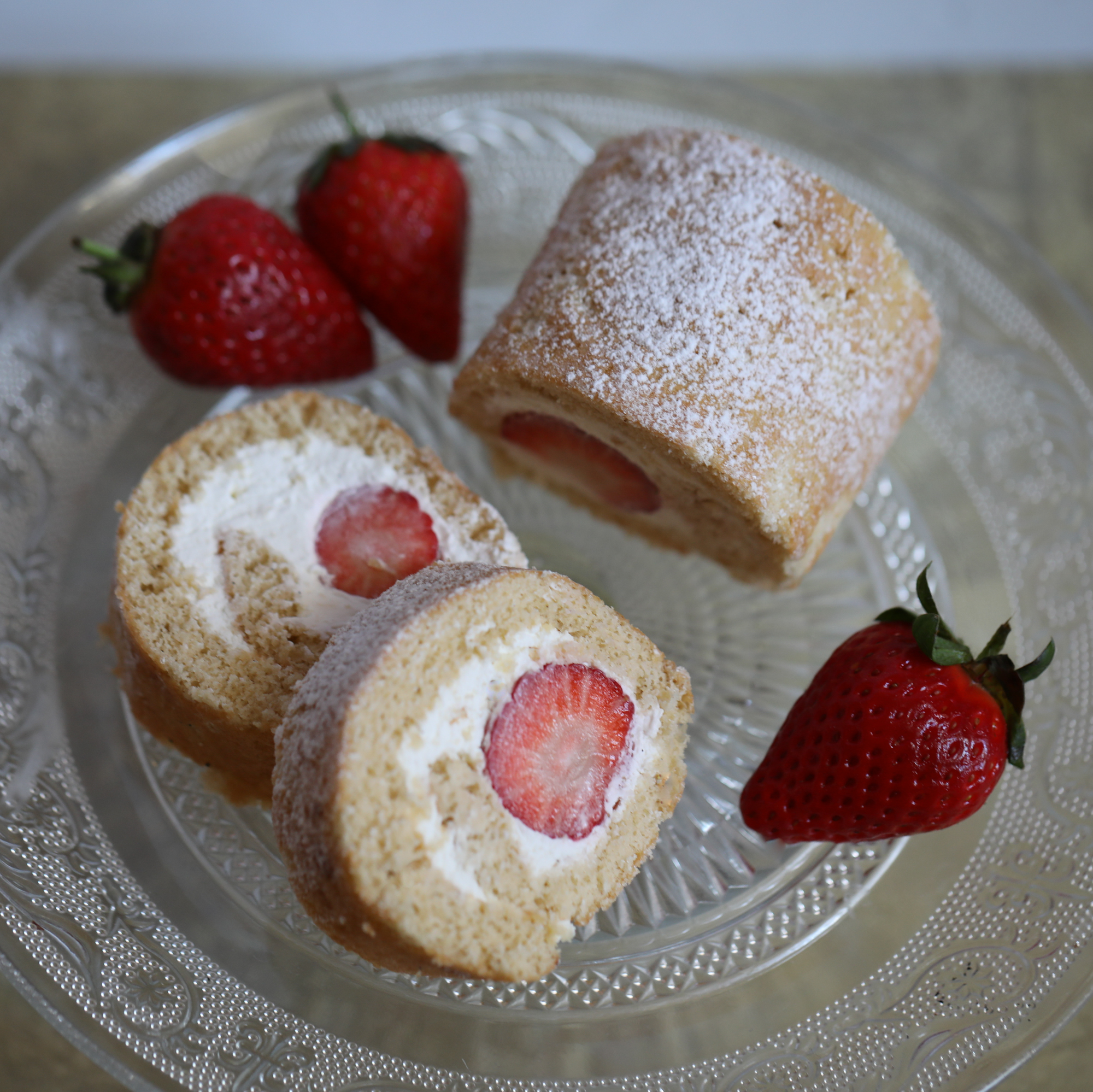 Japanese-style strawberry and cream roll cake recipe!